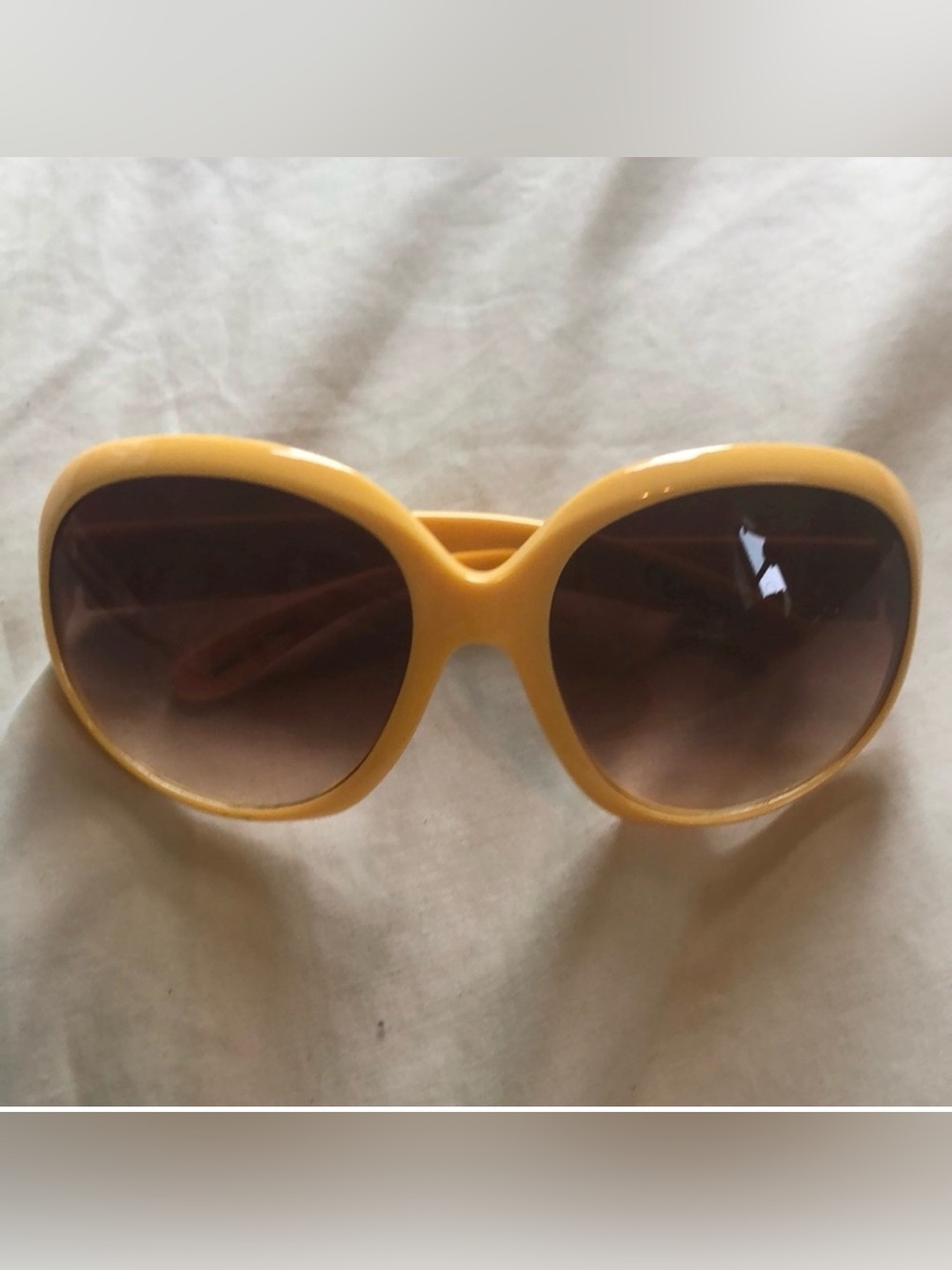 Stylish Yellow Women's Sunglasses - Bold Retro Frame